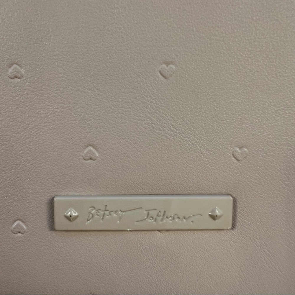 Betsey Johnson Cream Crossbody Bag with Heart Accent • Great for Valentines 💘 - Picture 8 of 9